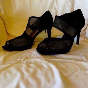 Woman Open toe mesh shoe in black